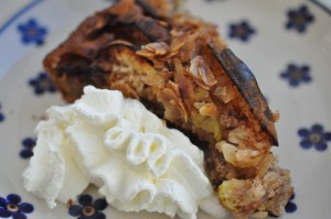 DSC_8179 • nogetiovnenstaging.com Æblekage med kanel & mandler - nem opskrift