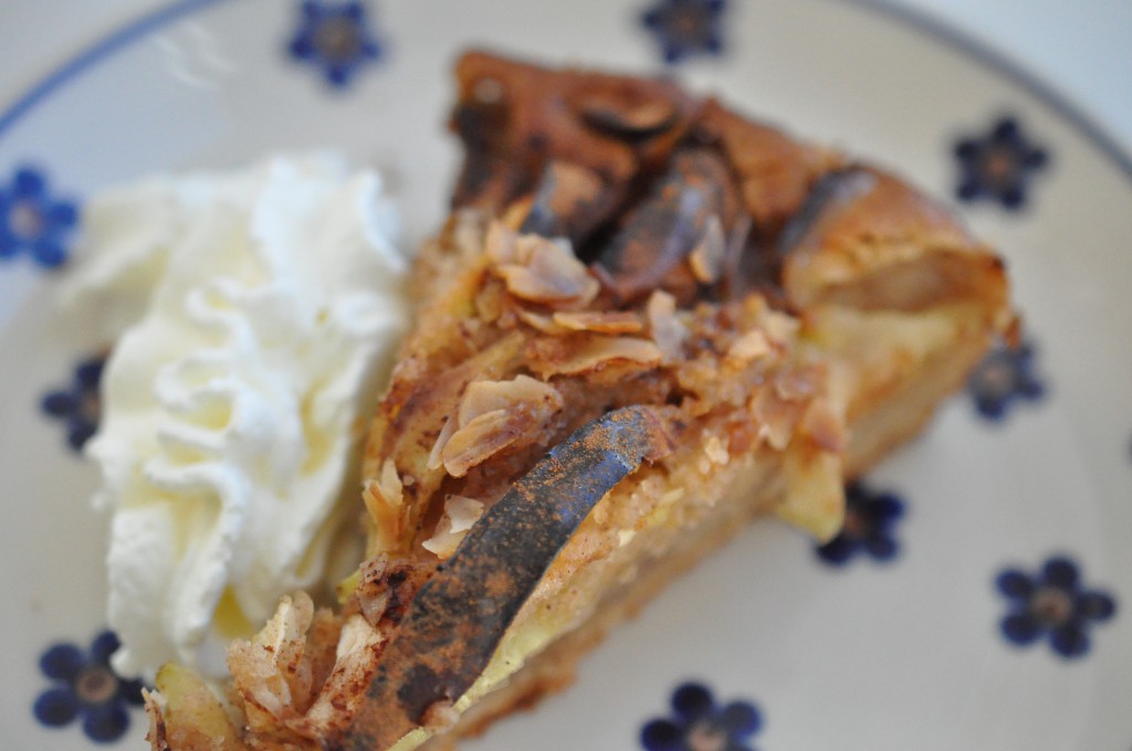 Æblekage nem opskrift med kanel & mandler