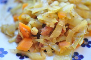 Karrykål - hvidkål med karry & bacon opskrift