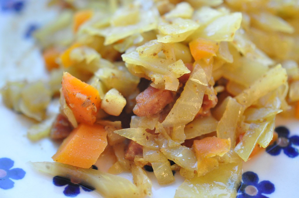 Karrykål med bacon og gulerødder, nemt sundt og billigt