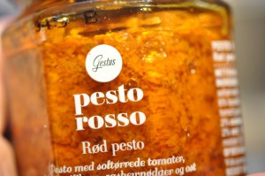 DSC_8251 • nogetiovnen.dk Hakkebøf i folie med løg, pesto og majs