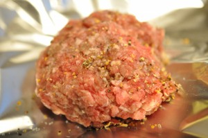 Hakkebøf i folie med løg, pesto og majs