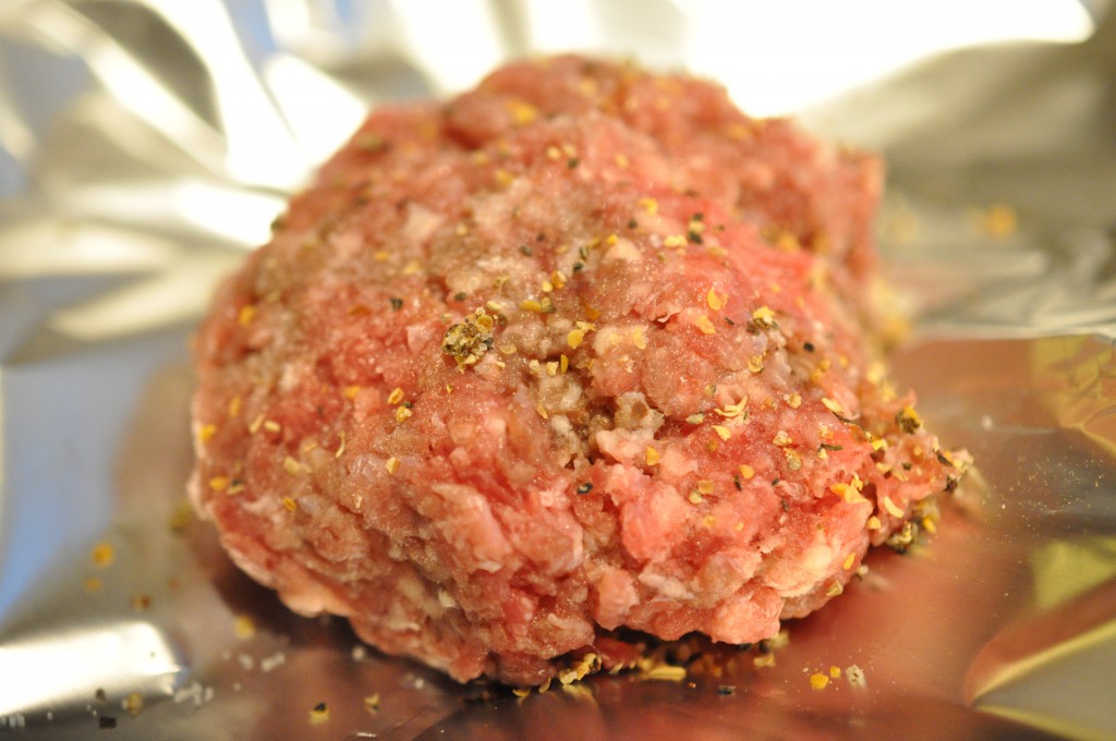 Hakkebøf i folie med løg, pesto og majs