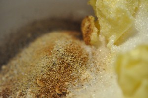 Æblecrumble med kardemomme og kanel