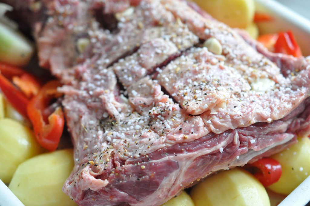 Cuvettesteg i ovn med hvidløg og tilbehør