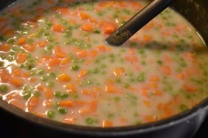 Stuvede ærter og gulerødder - kog lidt op, til stuvningen tykner -