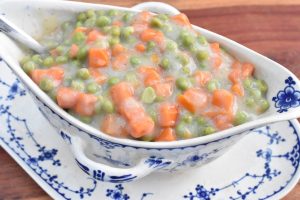 Stuvede ærter og gulerødder med karbonader