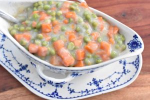 Stuvede ærter og gulerødder med karbonader