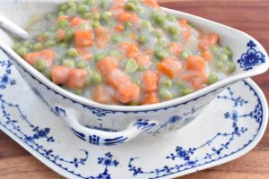 Stuvede ærter og gulerødder med karbonader