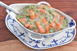 Stuvede ærter og gulerødder med karbonader