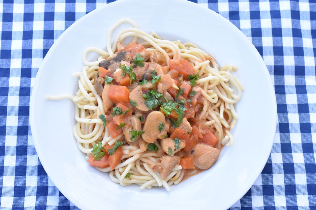 Gryderet med kylling, grøntsager & bacon