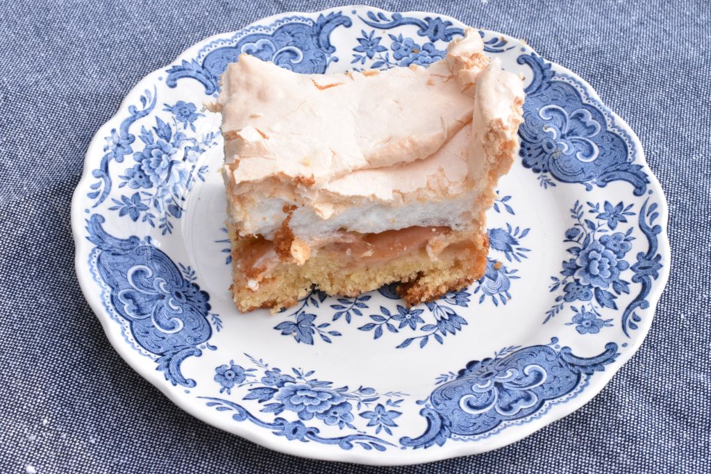 Bedstefars skæg kage med æble & marengs