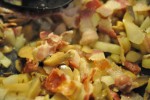 Gryderet med kylling, grøntsager & bacon