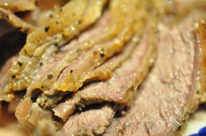 Langtidstegt culottesteg i Römertopf med kartofler og grønt