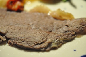 Langtidstegt culottesteg i Römertopf med kartofler og grønt