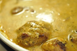 Kalvesteaks på pande med flødesovs & kartofler