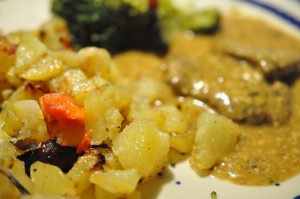 Kalvesteaks på pande med flødesovs & kartofler