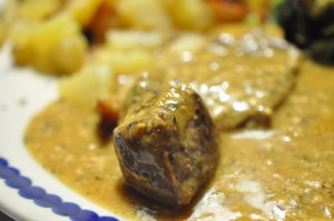 Kalvesteaks på pande med flødesovs & kartofler