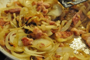 Broccolitærte & løg tærte med bacon - opskrift