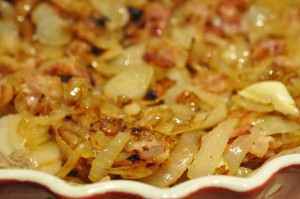 Broccolitærte & løg tærte med bacon - opskrift