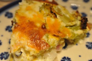 Broccolitærte & løg tærte med bacon - opskrift