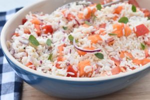 Salat med ris og grøntsager - nem opskrift på rissalat