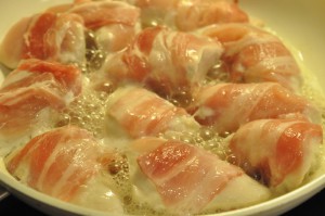 Kyllingebryst i flødesovs med bacon & ærter