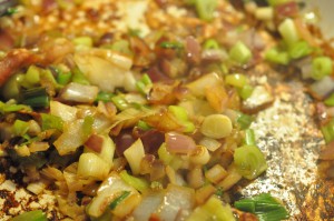 Kyllingebryst i flødesovs med bacon & ærter