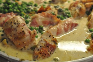 Kyllingebryst i flødesovs med bacon & ærter