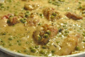 Kyllingebryst i flødesovs med bacon & ærter