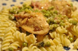 Kyllingebryst i flødesovs med bacon & ærter