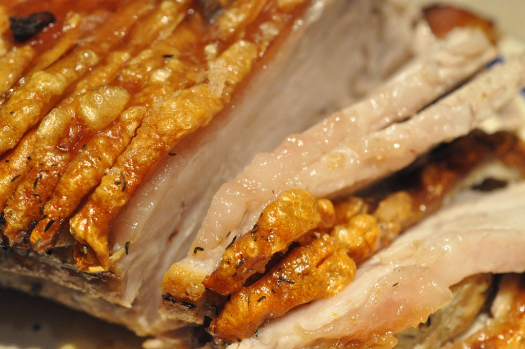 Flæskesteg med timiankartofler og hvid dressing