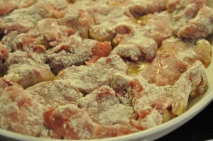 Mørbrad i fad med porre, bacon og flødeost