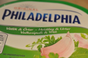 Mørbrad i fad med porre, bacon og flødeost