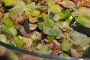 Mørbrad i fad med porre, bacon og flødeost