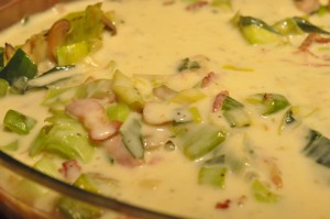 Mørbrad i fad med porre, bacon og flødeost