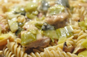 Mørbrad i fad med porre, bacon og flødeost