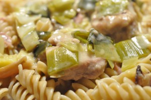 Mørbrad i fad med porre, bacon og flødeost