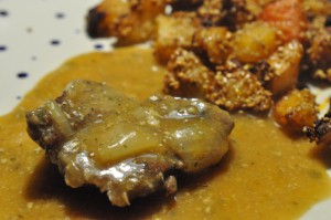 Marinerede bovsteaks i flødesauce og sesamkartofler med paprika