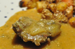 Marinerede bovsteaks i flødesauce og sesamkartofler med paprika