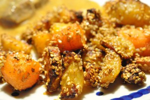 Marinerede bovsteaks i flødesauce og sesamkartofler med paprika