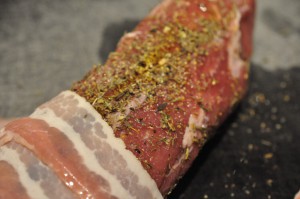 Mørbrad med salt og peber og bacon omkring