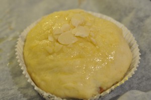 Fastelavnsboller med marcipan og nougat - penslet med æg og drysset med mandelflager