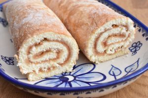 Roulade med æblemos - opskrift på æbleroulade