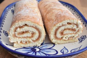 Roulade med æblemos - opskrift på æbleroulade