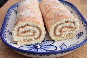 Roulade med æblemos - opskrift på æbleroulade