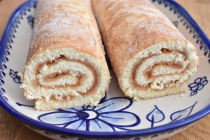 Roulade med æblemos - opskrift på æbleroulade