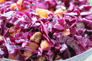 Rødkålssalat med appelsin & brændte mandler