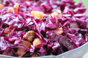 DSC_9940 • nogetiovnen.dk Sprød og sund rødkålssalat med appelsin og mandler