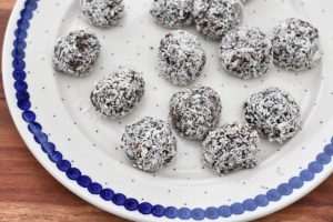 Nemme romkugler med rom og havregryn